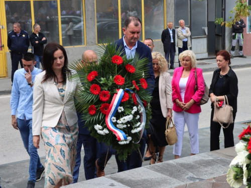 FOTO: Polaganjem vijenaca i svečanom sjednicom započelo obilježavanje Dana općine