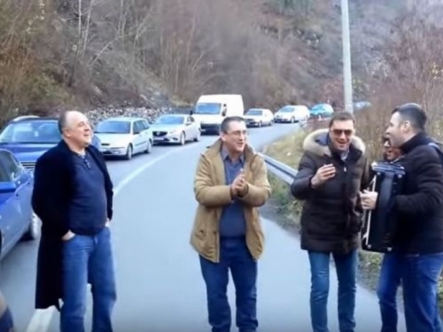 Kolona na putu Jablanica-Prozor: Putnici harmonikom i pjesmom kratili čekanje