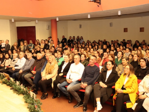 FOTO: Mažoretkinje priredile humanitarni koncert 'Katarinina božićna bajka'