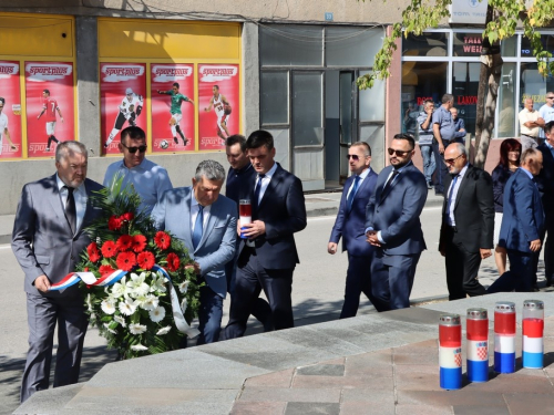 FOTO: Polaganjem vijenaca i svečanom sjednicom započelo obilježavanje Dana općine