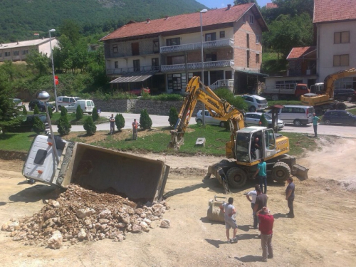 FOTO: U Prozoru se prevrnuo kamion natovaren zemljom