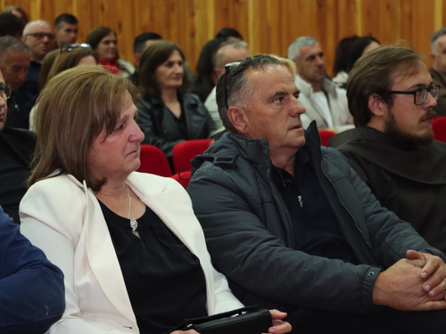 FOTO: Na Šćitu predstavljena knjiga ''Oluje u nama'' autora Ivana Tadića
