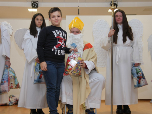 FOTO: Sveti Nikola razveselio najmlađe u župi Rumboci