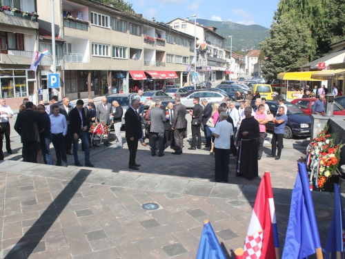 FOTO: Polaganjem vijenaca i svečanom sjednicom započelo obilježavanje Dana općine