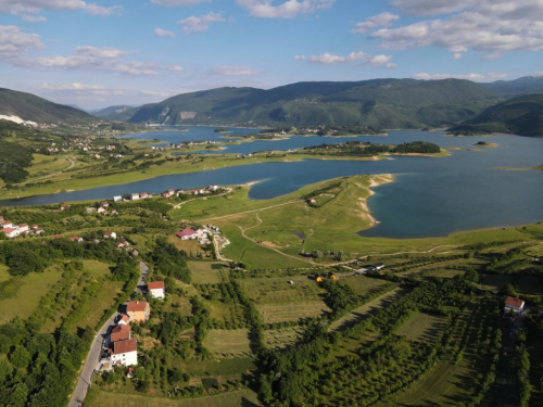 FOTO/VIDEO: Vikendice obitelji Bešker - idealno mjesto za odmor uz Ramsko jezero