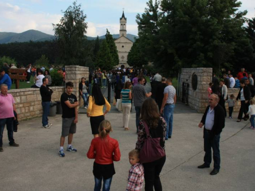 FOTO: Više tisuća vjernika na misi "Uočnici" na Šćitu