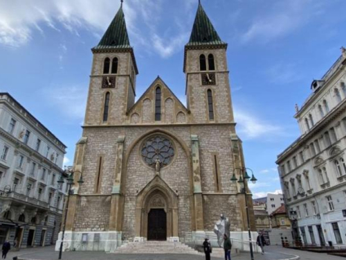 Mladići upali u sarajevsku katedralu tijekom mise i uzviknuli ''Bajram barećula''