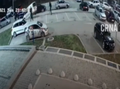 VIDEO| Migrant ukrao automobil, policajci trčali za njim