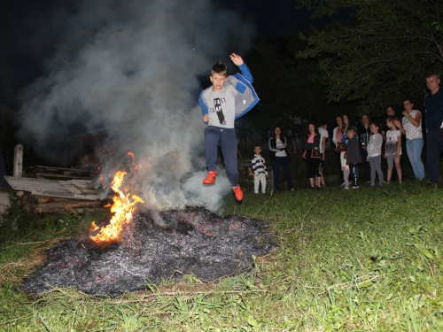 FOTO: Paljenjem svitnjaka Rama dočekuje sv. Ivu