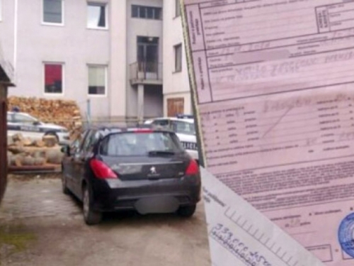 Parkirao ispred vlastite garaže, policija mu napisala kaznu za nepropisno parkiranje