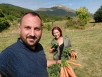 VIDEO: Valentina cijepa drva, šaluje, zida i bavi se poljoprivredom