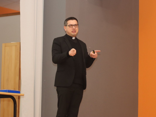 FOTO: Tečaj priprave za brak u župi Gračac