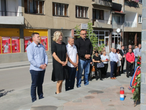 FOTO: Polaganjem vijenaca i svečanom sjednicom započelo obilježavanje Dana općine