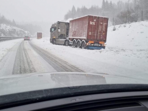 Hrvatska: Snijeg napravio kaos na prometnicama