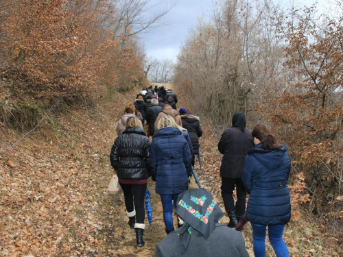 FOTO: Fra Andrija Jozić predvodio križni put na Uzdolu