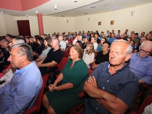 FOTO: Promovirana knjiga ''Nikada nećeš hodati sam'' autorice Adrijane Prskalo