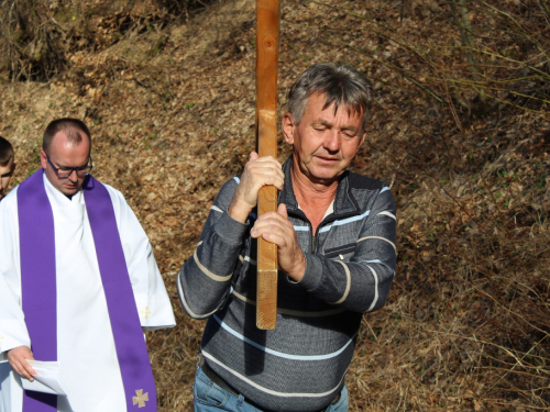 FOTO: Pobožnost križnog puta u župi Uzdol