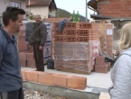 I to je BiH: Složni mještani udružili snage i grade novu kuću susjedu