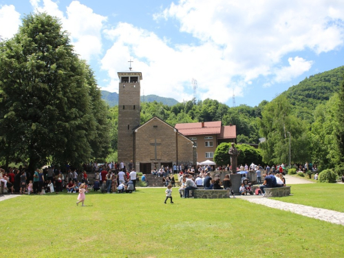 FOTO: Vanjska proslava sv. Ante u Gračacu