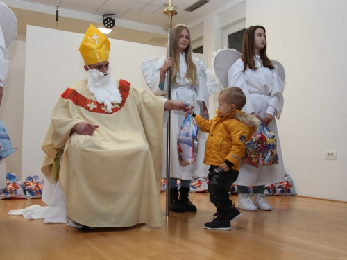 FOTO: Sv. Nikola razveselio djecu u Rumbocima
