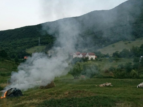 FOTO: Paljenjem svitnjaka Rama dočekuje sv. Ivu