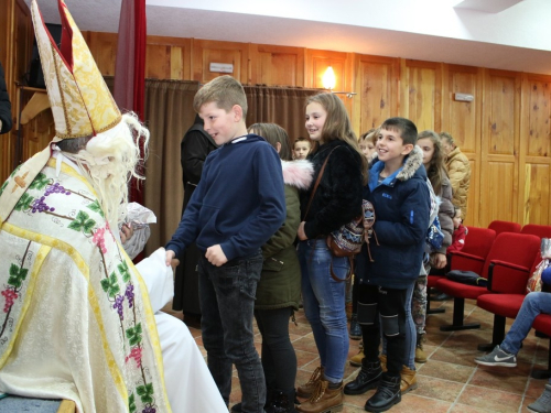 FOTO: Sv. Nikola i ove godine razveselio djecu u župi Rama Šćit