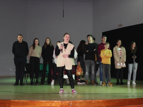FOTO: Mladi župe Prozor izveli predstavu ''Naš Badnji dan''