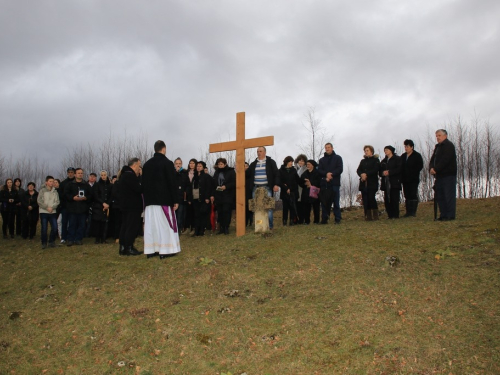 FOTO: Vlč. Ljubo Zadrić predvodio križni put na Uzdolu