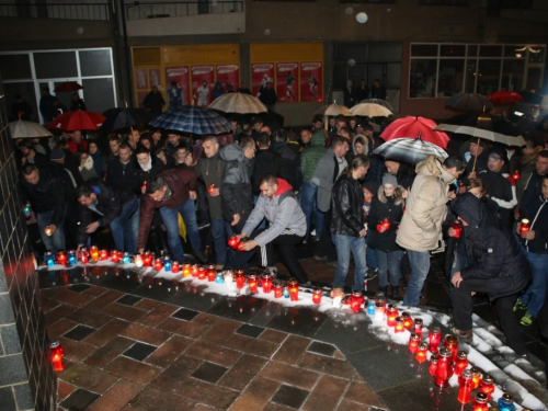 FOTO: U Prozoru zapaljene svijeće za tragično preminulog generala Slobodana Praljka