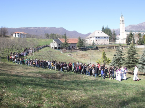 FOTO/VIDEO: Nadbiskupijski križni put mladih na Šćitu