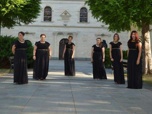 Vokalna skupina Arabella nastupa na festivalu Klape Gospi Sinjskoj