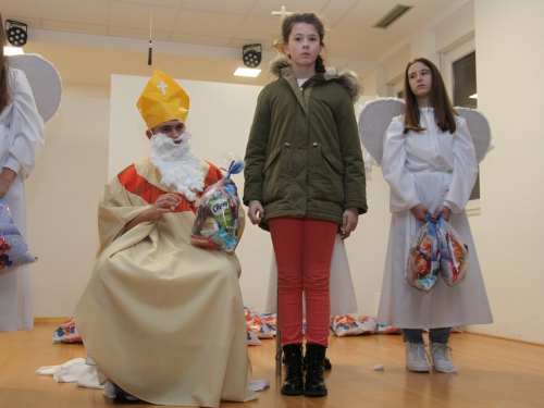FOTO: Sv. Nikola razveselio djecu u Rumbocima