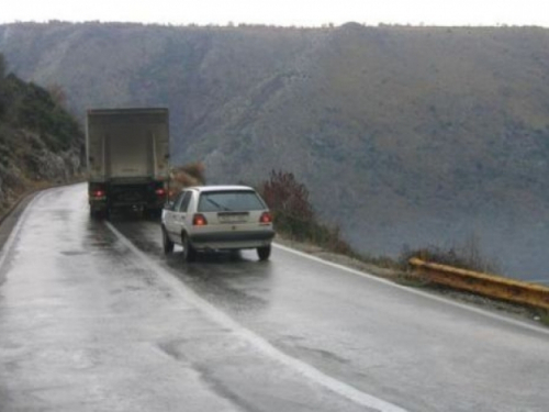 Pretežno mokri kolnici, oprez zbog poledice, magle i odrona