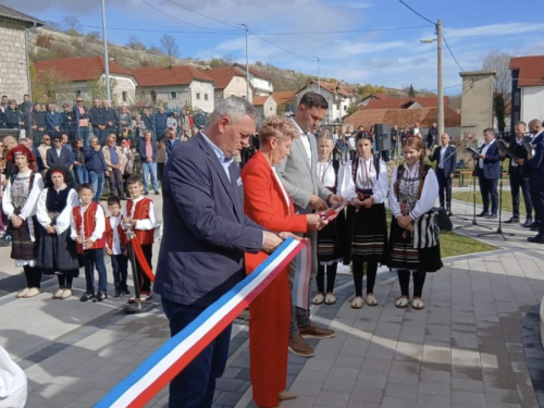 U Roškom Polju otvoren Park posvećen poginulim hrvatskim braniteljima
