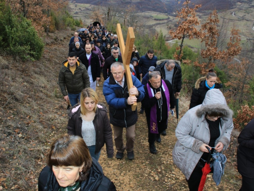 FOTO: Vlč. Ljubo Zadrić predvodio križni put na Uzdolu