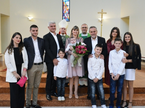 Obitelj Jeličić iz Rame krstila osmo dijete u Retkovcu