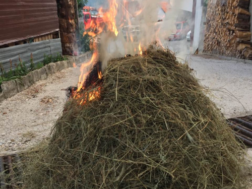 FOTO: Paljenjem svitnjaka Rama dočekuje sv. Ivu