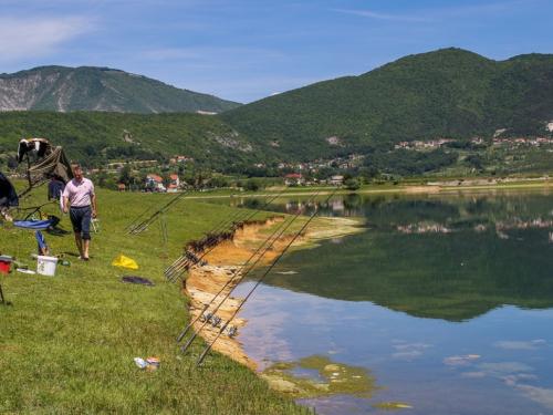 Prvenstvo SRS FBiH u lovu na šarana i amura na Ramskom jezeru