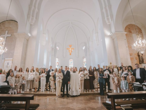 Radostan dan za Široki Brijeg: U crkvi UBD Marije kršteno trinaestero djece