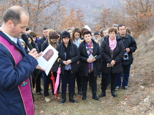 FOTO: Mr. Pero Brajko predvodio put križa na Uzdolu