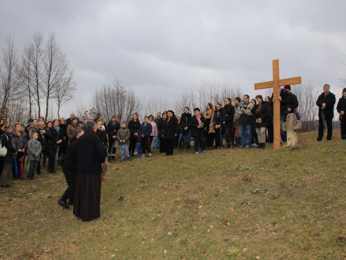 FOTO: Fra Andrija Jozić predvodio križni put na Uzdolu