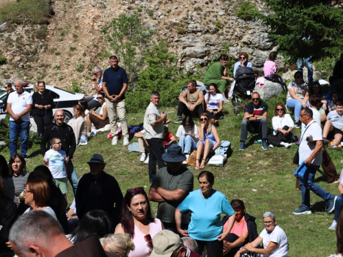 FOTO/VIDEO: Tisuće hodočasnika okupilo se na Kedžari u spomen na Divu Grabovčevu