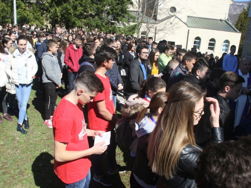 FOTO/VIDEO: Nadbiskupijski križni put mladih na Šćitu