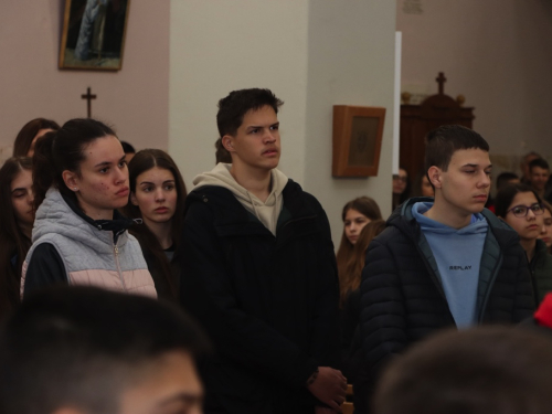 FOTO: Križni put mladih Fojničkog arhiđakonata u župi Rama-Šćit