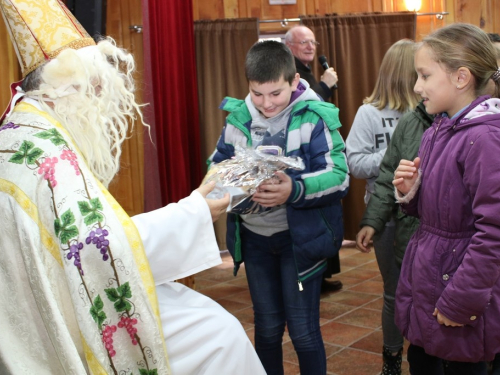 FOTO: Sv. Nikola i ove godine razveselio djecu u župi Rama Šćit