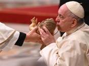 Papa pozvao katolike da društvene mreže zamijene promišljanjem