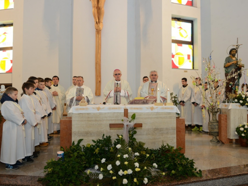 FOTO: Mons. dr. Pero Sudar blagoslovio novi križ i spomenik Stjepanu Džalti na Uzdolu