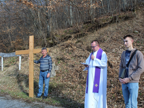 FOTO: Pobožnost križnog puta u župi Uzdol