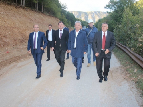 Premijer Herceg obišao infrastrukturne radove koje sufinancira Vlada HNŽ-a u općini Prozor-Rama