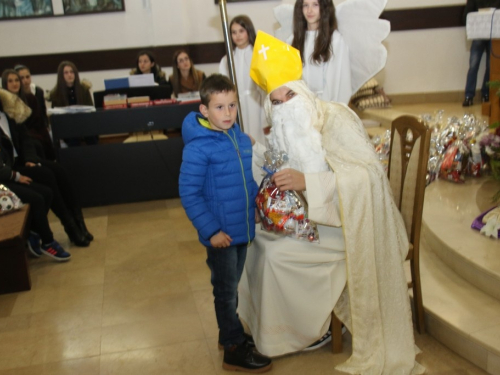 FOTO: Sv. Nikola podijelio paketiće djeci u Rumbocima